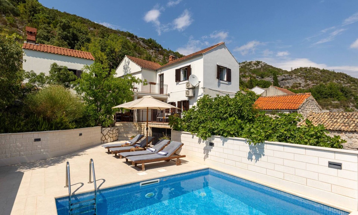 Oslje Villa | House on the rock by Villas Guide