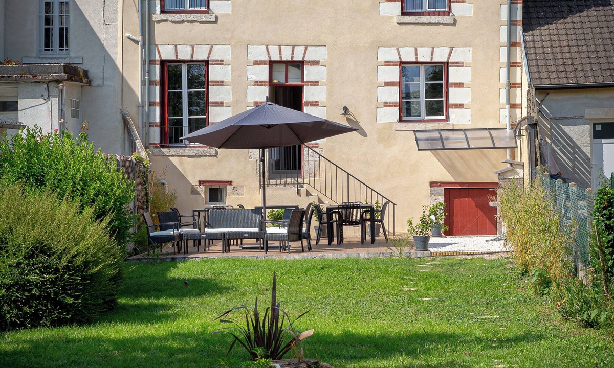 Blois House | House renovated in 2025, 2 minutes from the Loire River, garden & barbecue, 6 bedrooms with private showers