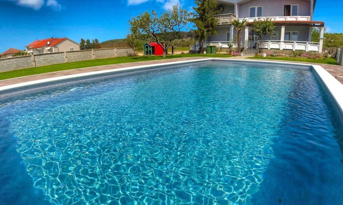 Ljubac Ski Chalet | House Rose – country house with pool