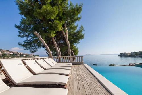 Okrug Gornji House | House Sea front