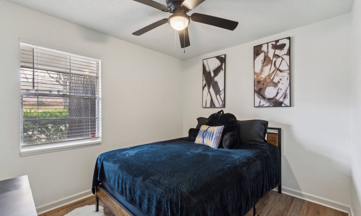 Little Rock House | House - Sleeps 10 - Parking - Patio