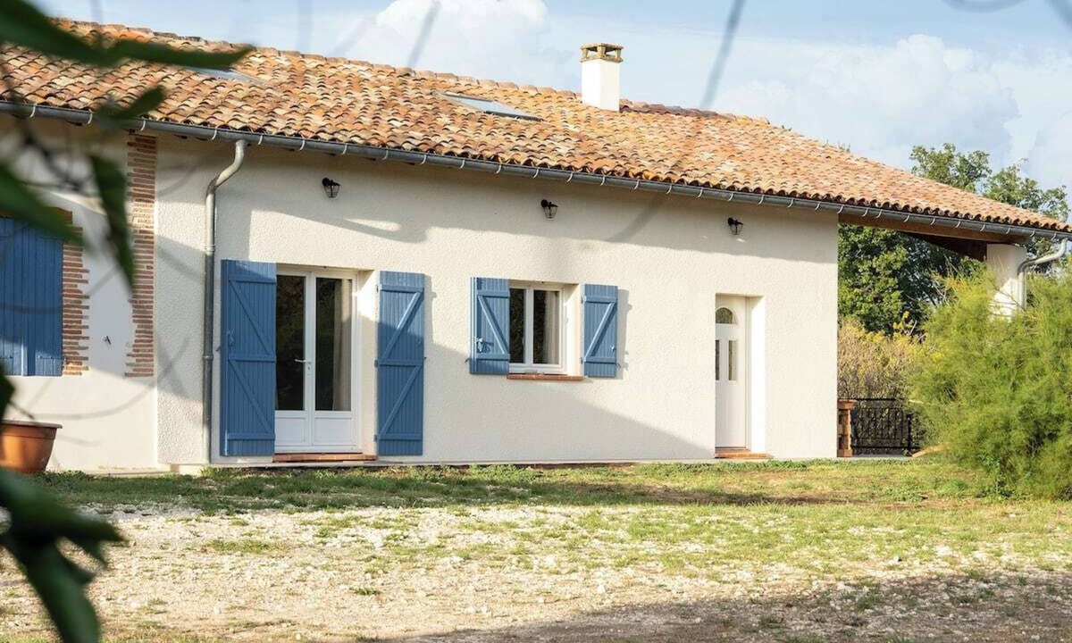 Brignemont House | House sleeps 11 Private lake