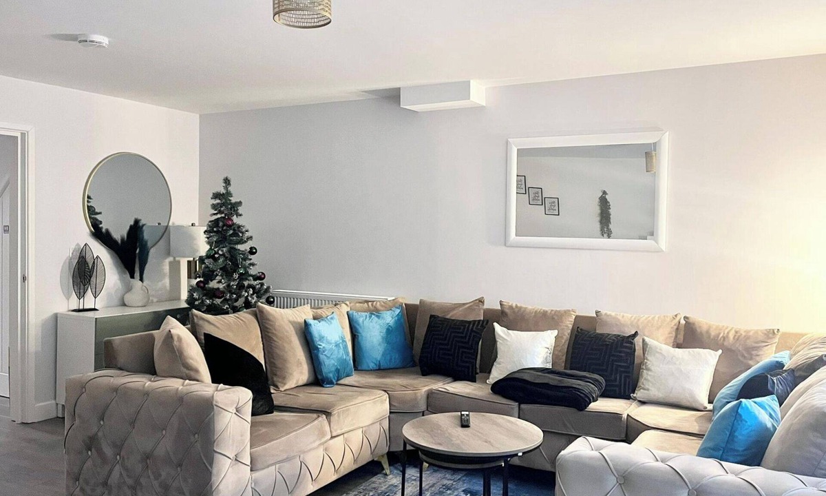 Petham House | House - Sleeps 12 - Hot tub - Pool table - Parking