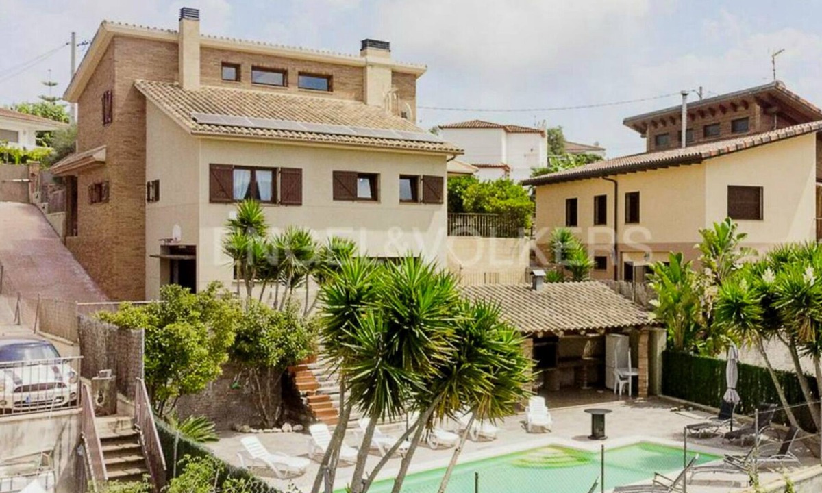 Cubelles House | House sleeps 19. 2.5 km from beach, 8 km from Sitges, 45 km from Barcelona, Tarragona