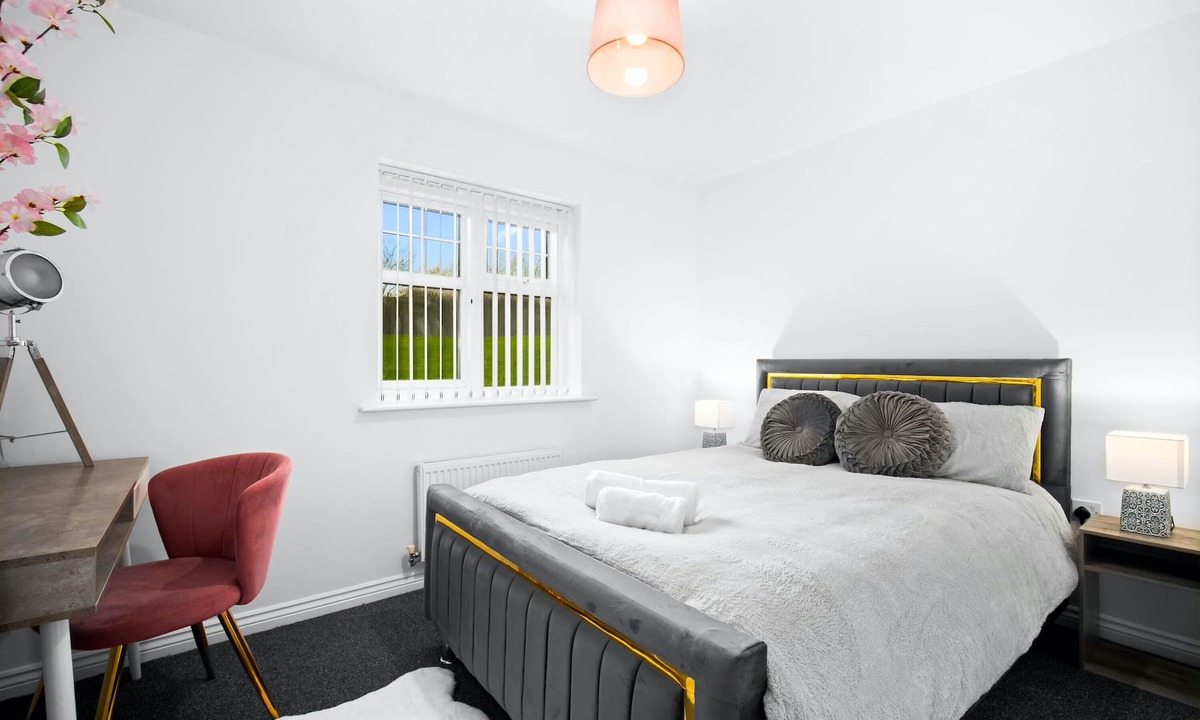 Tipton House | House - Sleeps 6, Garden & Free Parking