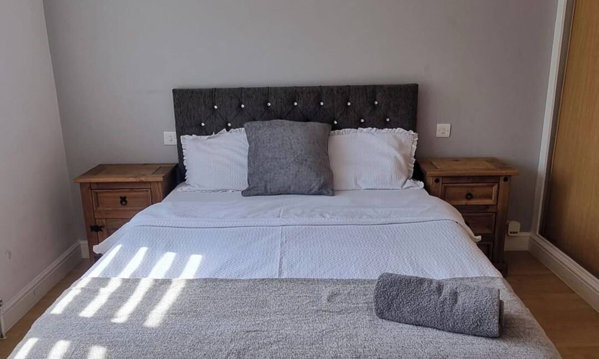 Doncaster House | House - Sleeps 6 - Parking - Garden