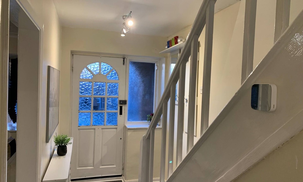 Havering Park House | House Sleeps 6 With Garden, Parking