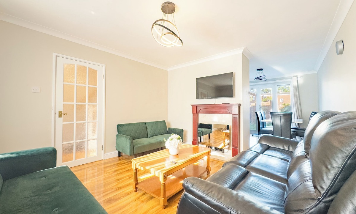 Basildon House | House - sleeps 7, private garden & parking