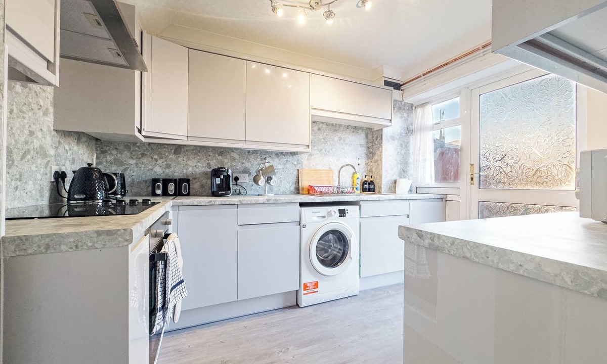 Basildon House | House - Sleeps 7, Private Garden & Parking