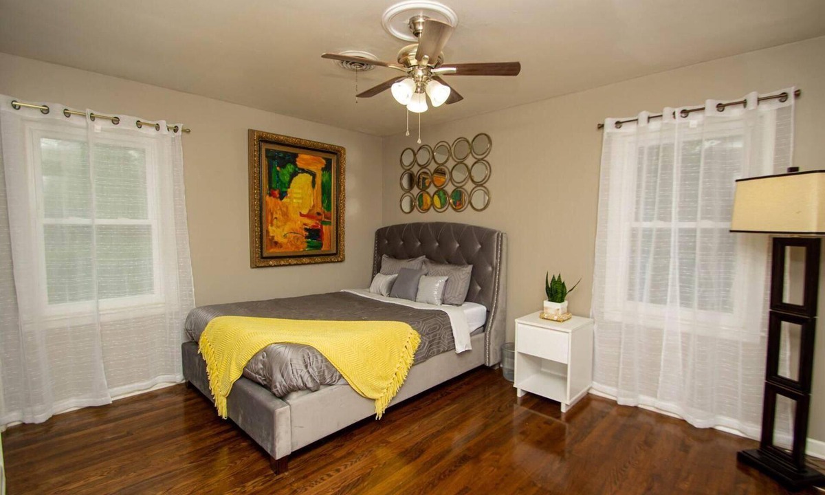 Little Rock House | House - Sleeps 8 - Parking - Malls Close