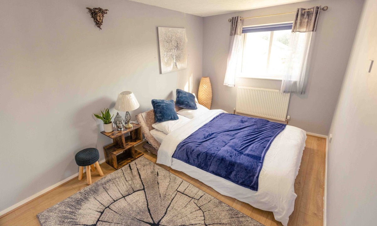 Andover House | House - Sleeps 8 - Pet friendly - Garden - Parking