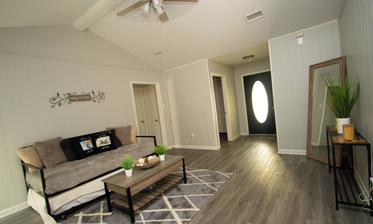North Little Rock House | House - Sleeps 9 - Parking - Patio