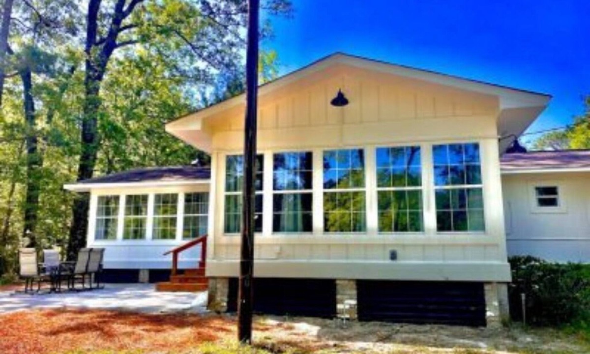 Hattiesburg House | House - The Lake House
