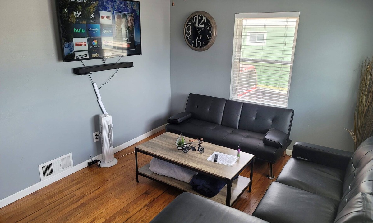 West Lincoln House | House To Yourself! Parking, WIFI, Pets allowed!
