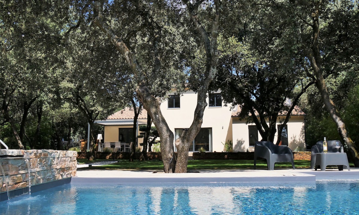 Suze-la-Rousse House | House under the oaks with dominant view