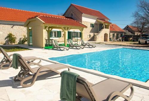 Oklaj House | House Villa Karaga