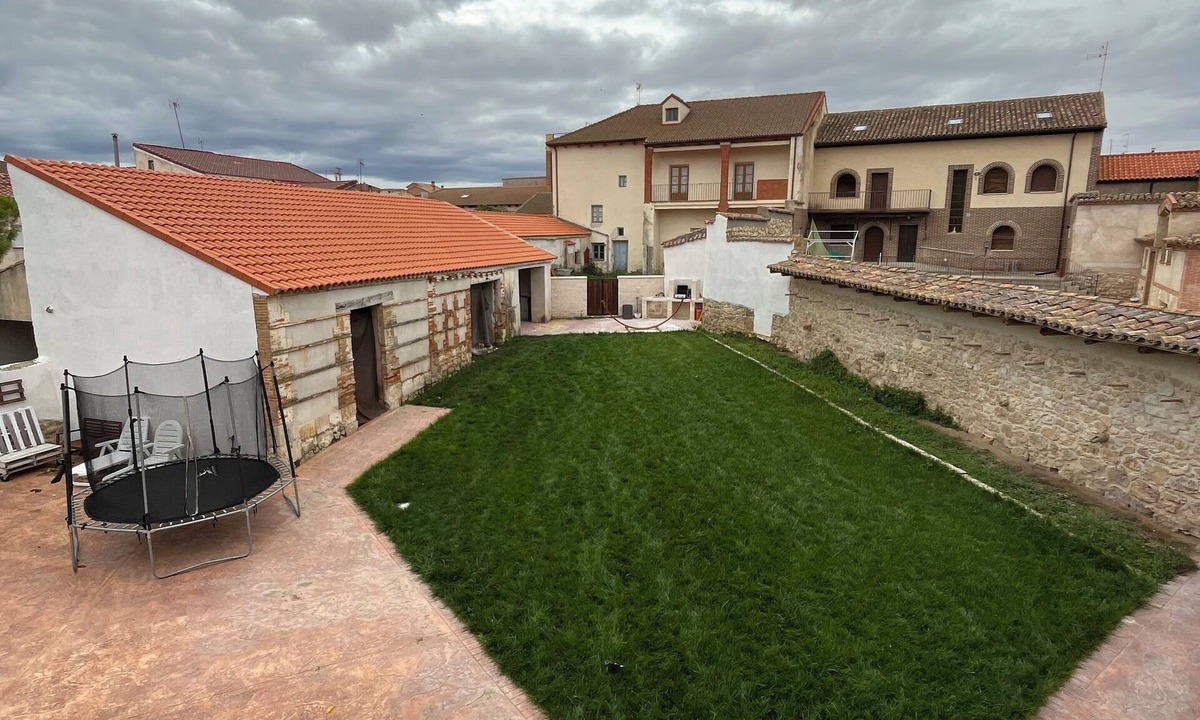 Castronuevo de Esgueva House | House with large garden, swimming pool, barbecue and 5 bedrooms.