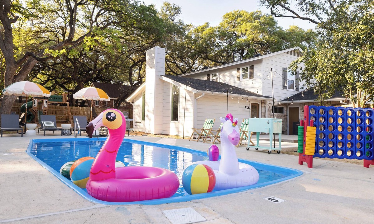 North San Antonio - SAT House | House w/Pool, Game Room, Fire Pit, Playground, WiFi, AC, & 5 mins to SAT