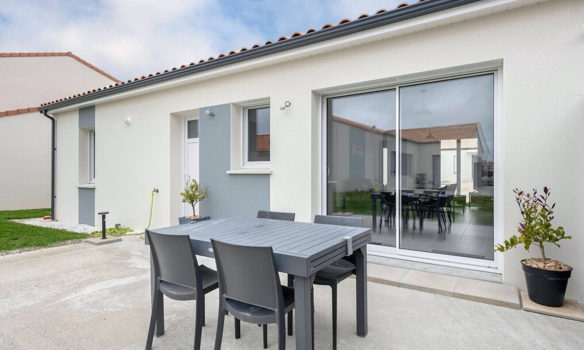 Saint-Michel-Chef-Chef House | House with garden, sleeps 6 adults, 1 child