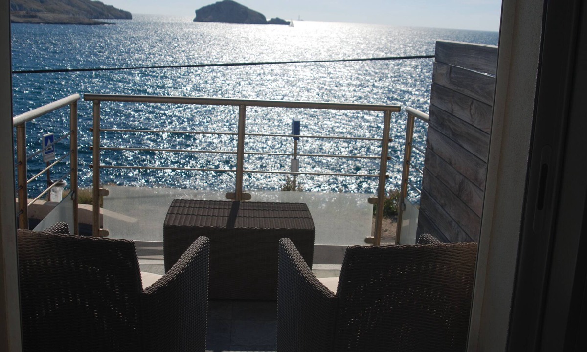8th Arrondissement House | House with 3 bedrooms, 2 bathrooms, amazing sea view, feet in water
