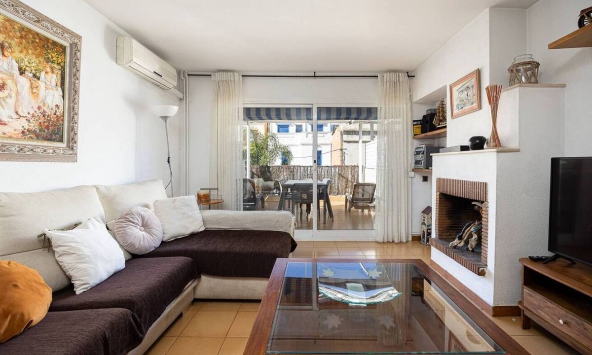 Montgat Apartment | House with 4 bedrooms, 3 bathrooms, located in the old town of Montgat and only 5 minutes from the beach.