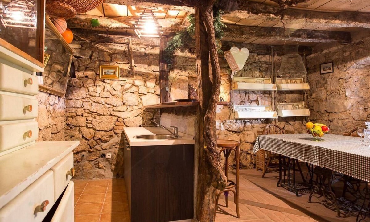Viskovo House | House with a modern interior and an old taverna