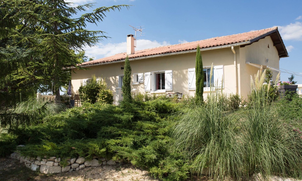 Loubers Villa | House with all mod cons, covered and shared pool - quiet and green setting