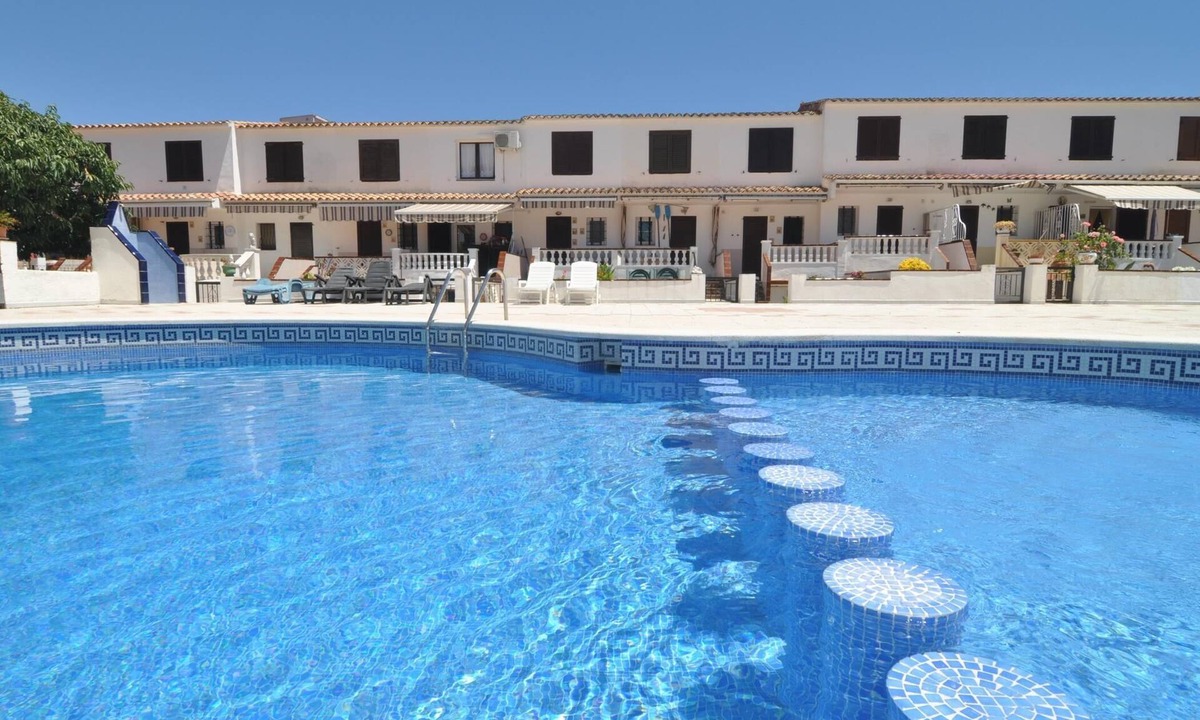 L'Escala Villa | House with community pool and car parking