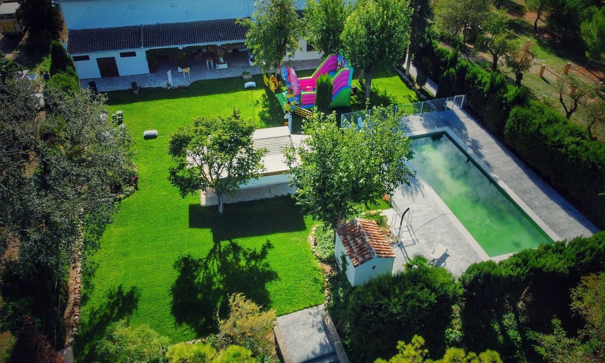 Horcajo de Santiago House | House with pool in the countryside, ideal for groups of family or friends, isolated.