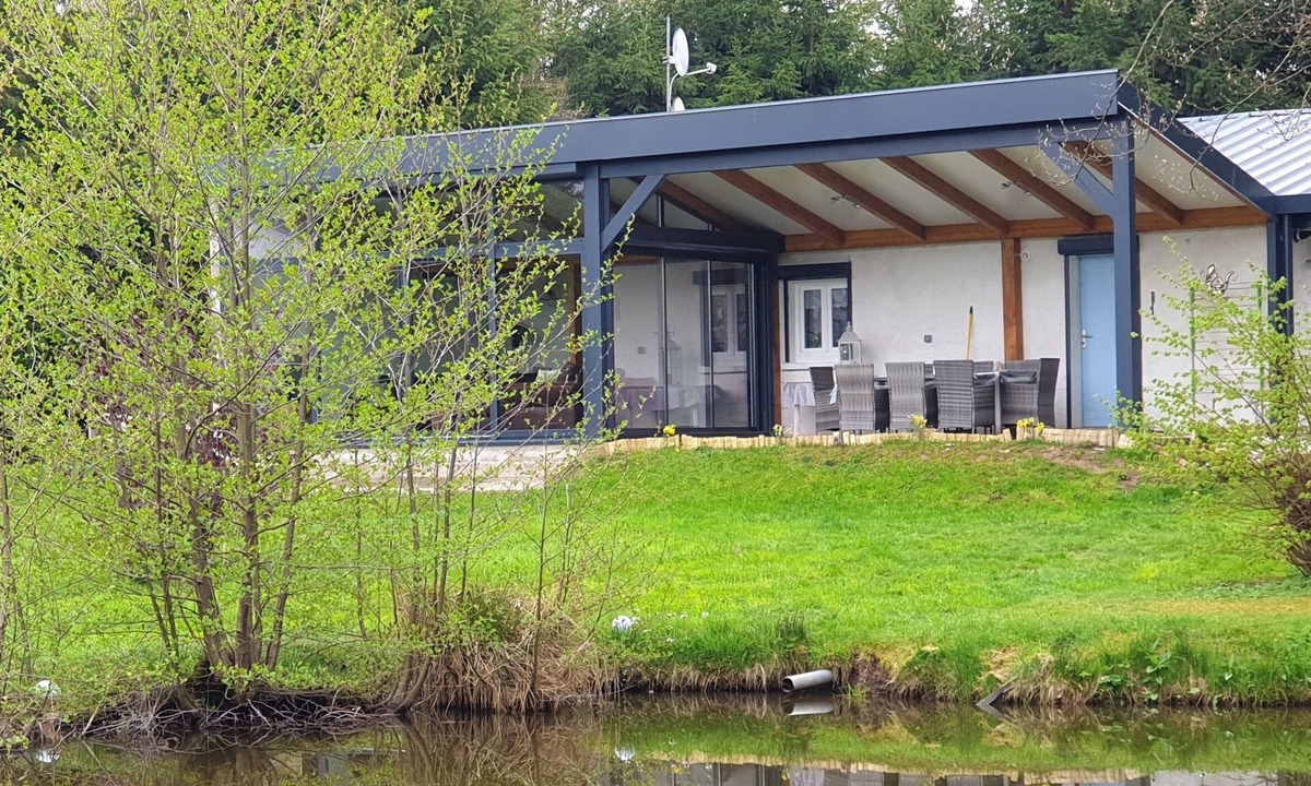La Houssiere House | house with fishing pond