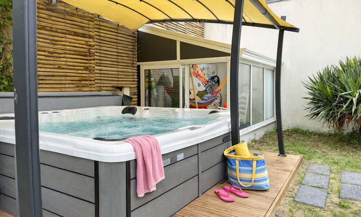 Les Sables d'Olonne Ski Chalet | House with Jacuzzi in a Quiet Area – La Chaume District, Les Sables – Sleeps 6