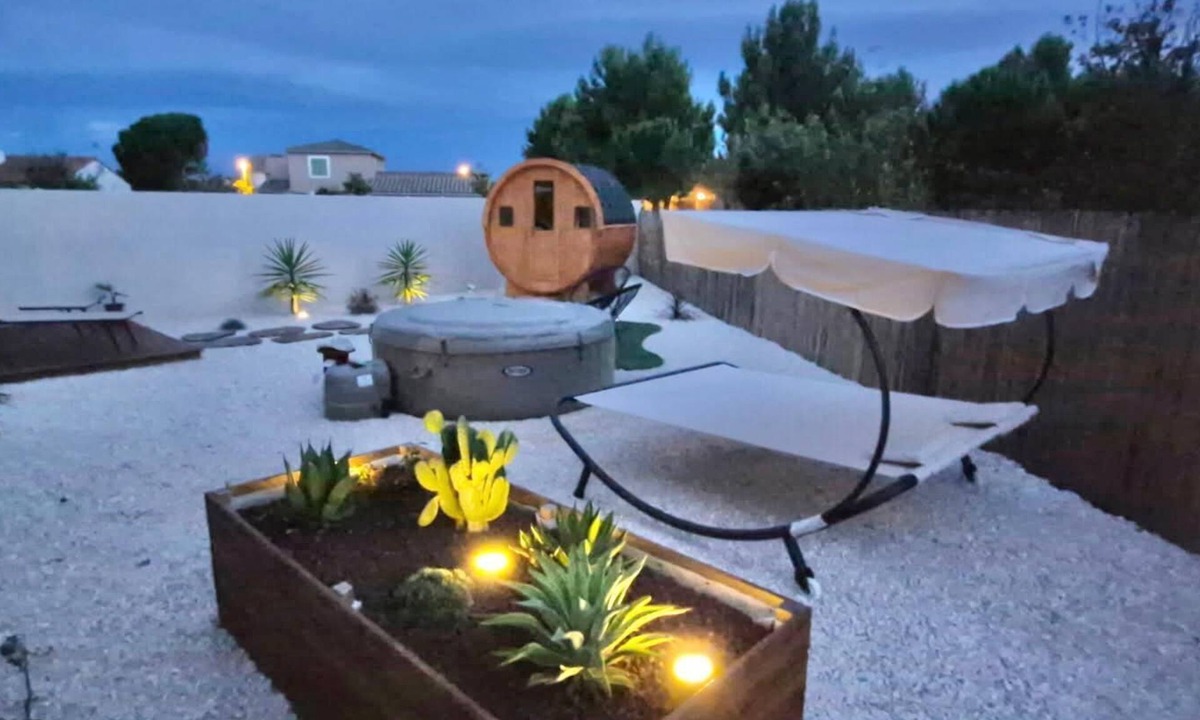 Le Somail House | House with heated pool, inflatable spa and sauna