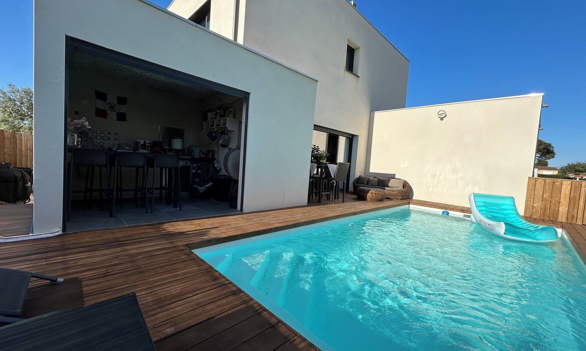 Sainte-Marie-la-Mer Villa | House with private swimming pool, sandy beach 400 metres away