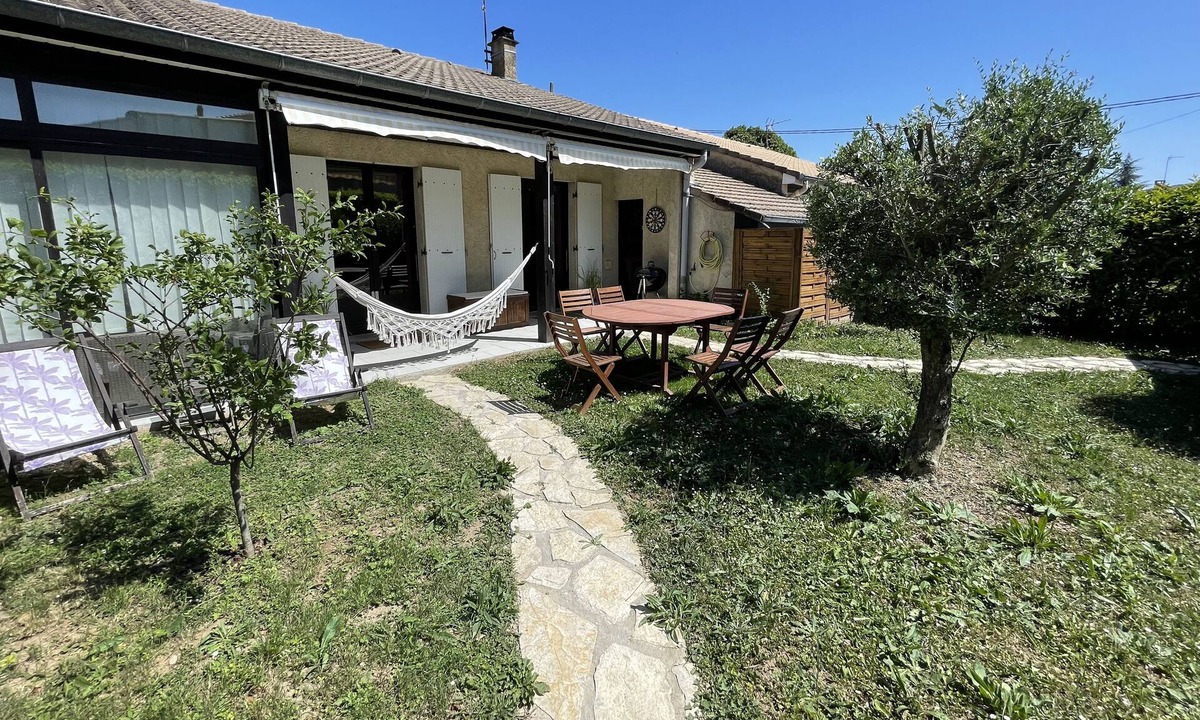 Crest House | House with garden Crest