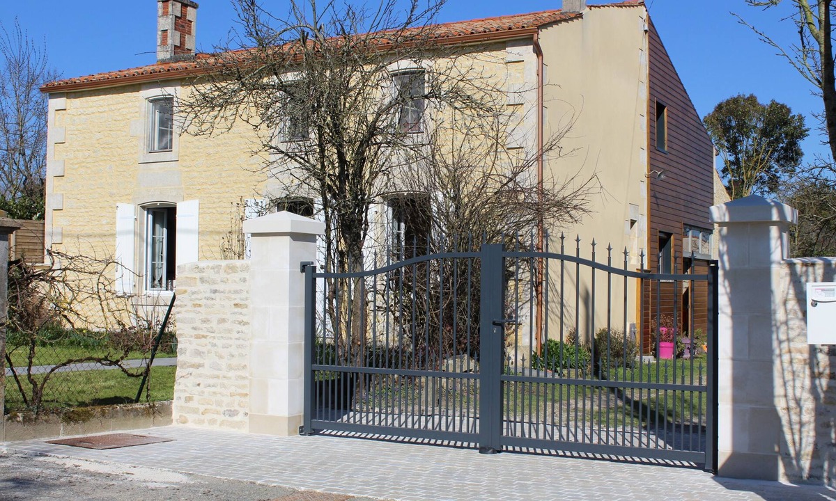 Le Mazeau House | House with garden