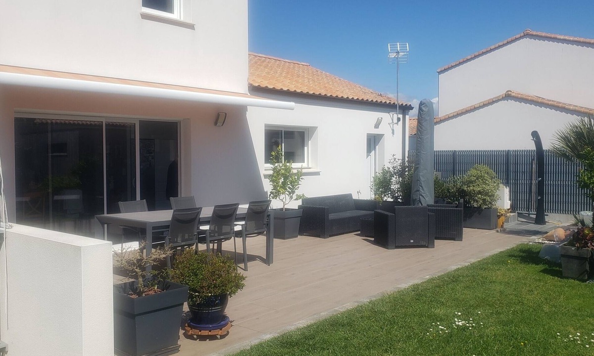 Prefailles House | House with garden