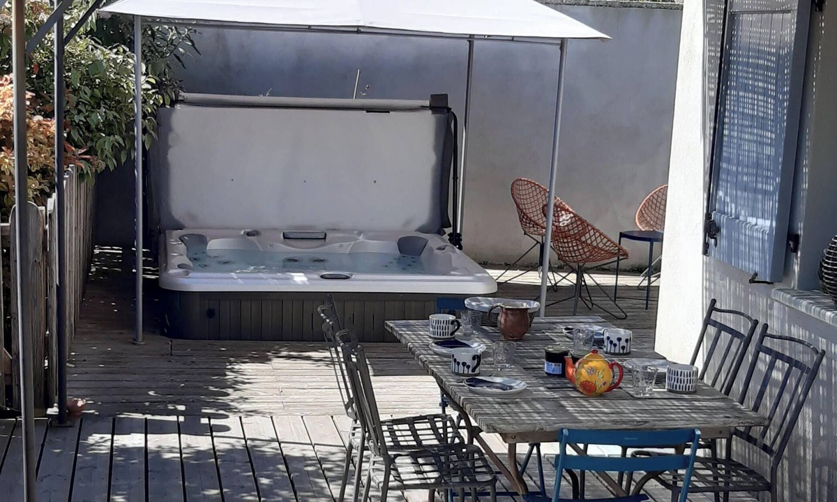 Vezenobres House | House with garden, jacuzzi and terrace in listed medieval village