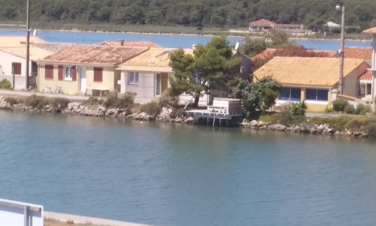 Vic-la-Gardiole House | HOUSE with jacuzzi on the canal and facing the sea