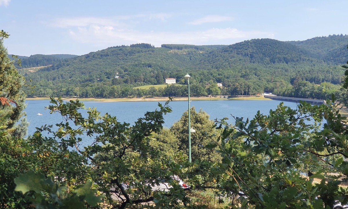 Revel House | House with lake view