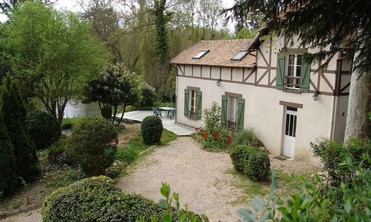 Montigny-sur-Loing House | House with pool & tennis access between forest and river near Fontainebleau