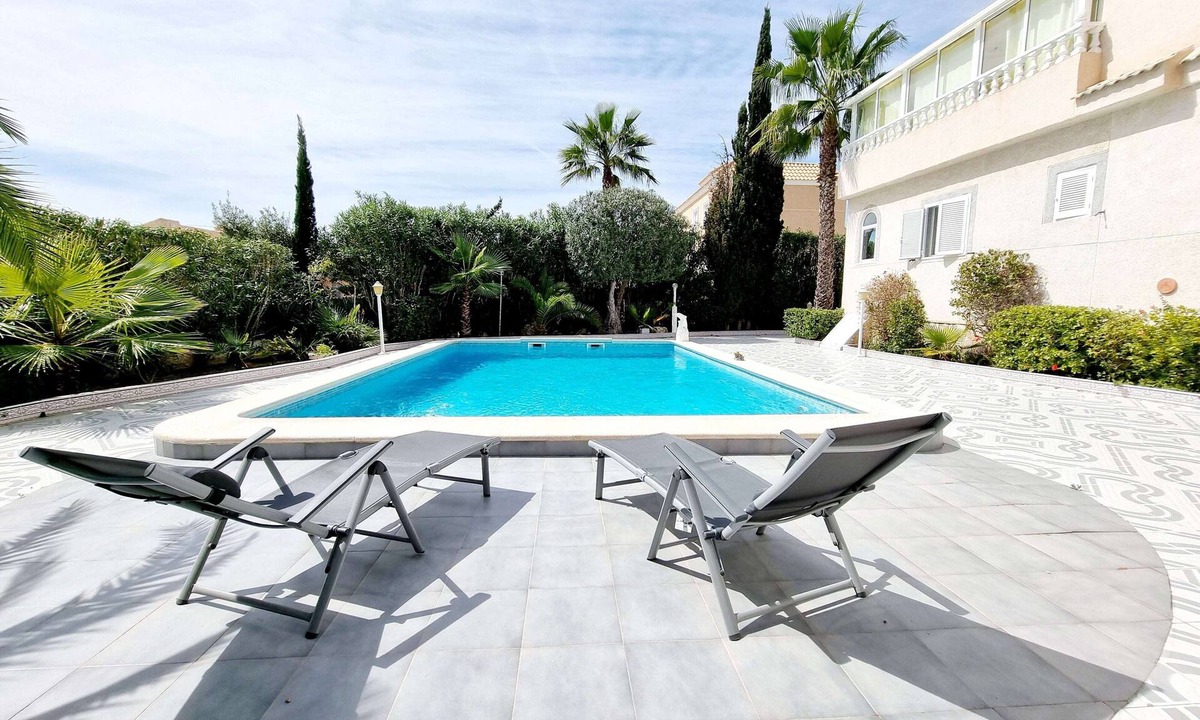 La Siesta Ski Chalet | House With Pool In La Siesta
