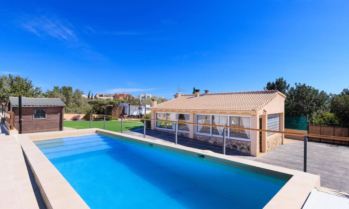 Costa Dorada Villa | House with private pool only 500m beach