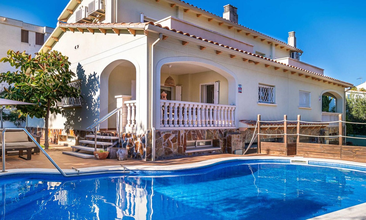 Torredembarra House | House with private pool and AC, near beach