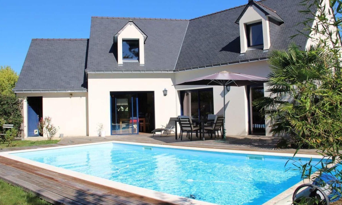 Theix-Noyalo House | House with private heated pool, disabled access