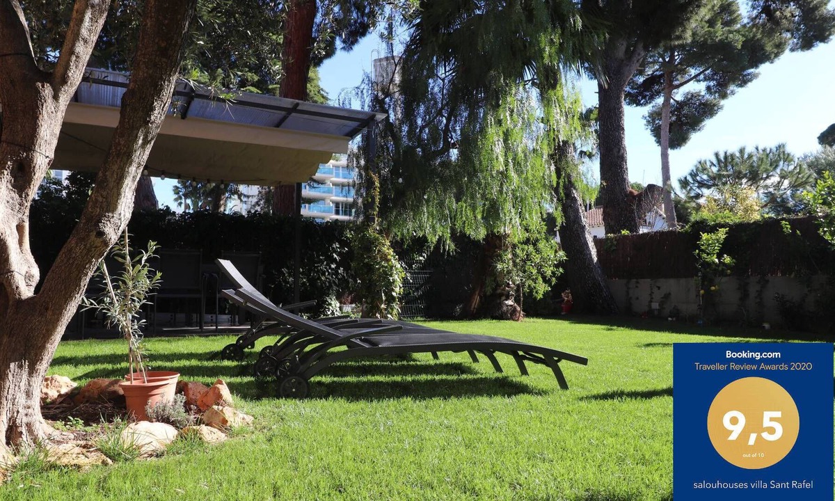 Salou City Centre Villa | House with private garden of 300 m2 near the beach for 8 people.