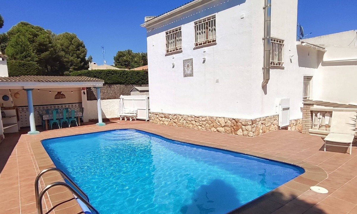 El Vendrell House | House with private pool and wi. fi