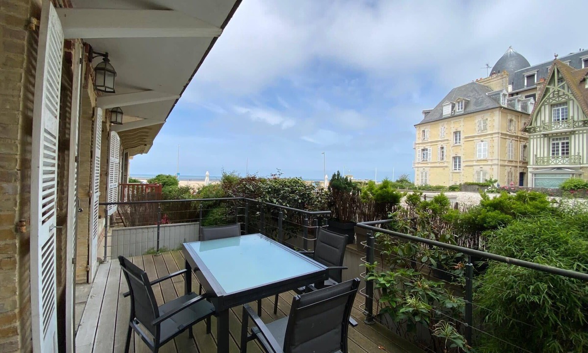 Trouville-sur-Mer House | House with sea view next to the beach
