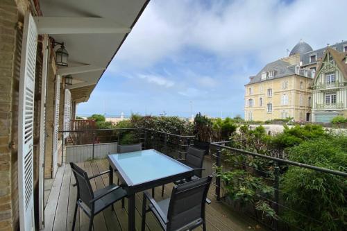 Trouville-sur-Mer House | House with sea view next to the beach
