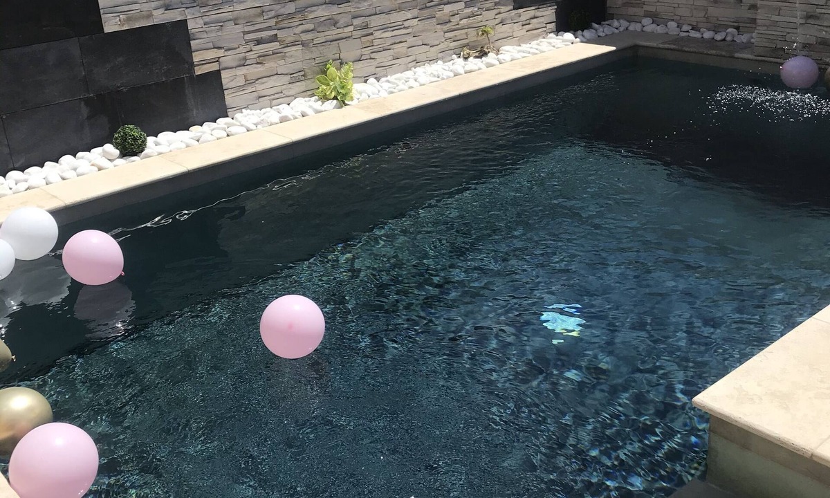 Le Pontet House | House with swimming pool facing south close to all shops