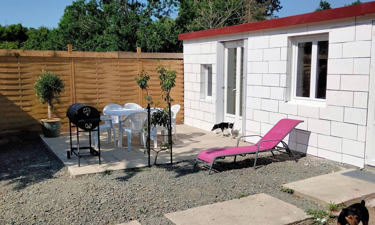 Saumur House | House with Tree-filled Garden